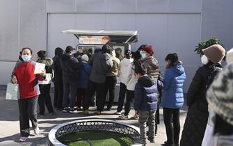 **CHINESE MAINLAND, HONG KONG, MACAU AND TAIWAN OUT** People line up to buy jianbing guozi, a kind of stuffed pancake made by a robot at the exit of Niujie subway station in Beijing, China, 19 February, 2023. (Photo by ChinaImages/Sipa USA)