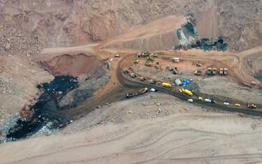 epa10484821 An aerial view of rescue vehicles working at the site of a collapsed coal mine in Alxa League, north China's Inner Mongolia Autonomous Region, 23 February 2023. The landslide occurred at the rescue site at around 6 p.m. China Standard Time (CST) on 22 February, according to the rescue headquarters. As of 23 February, more than 900 people had rushed to the site for rescue operations after an open-pit mine collapsed in Alxa Left Banner at around 1 p.m. CST on 22 February, resulting in two deaths, six injuries, and 53 people missing.  EPA/XINHUA/BEI HE CHINA OUT / MANDATORY CREDIT  EDITORIAL USE ONLY