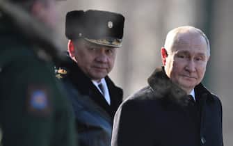 epa10485008 Russian President Vladimir Putin (R) and Russian Defence Minister Sergei Shoigu (C) attend a wreath-laying ceremony at the Eternal Flame and the Unknown Soldier's Grave in Alexander Garden during an event marking the Defender of the Fatherland Day in Moscow, Russia, 23 February 2023. The 23 February is celebrated as the Defender of the Fatherland Day in Russia, Belarus, Kyrgyzstan, and Tajikistan marking the date in 1918 when the first mass draft into the Red Army took place in Moscow and Petrograd during the country's Civil War and war against the German Emperor.  EPA/PAVEL BEDNYAKOVSPUTNIK/KREMLIN POOL
