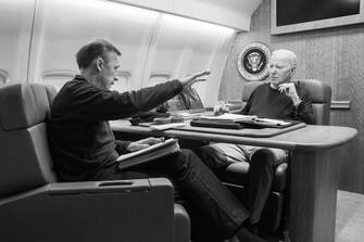 L’Air Force One ha lasciato la Joint Base Andrews sotto la copertura dell'oscurità alle 4,15 di domenica, ora locale (10,15 ora italiana). Ai giornalisti a bordo dell’aereo non è stato permesso di portare con sé i propri dispositivi. Il programma pubblico di Biden non rivelava il viaggio e la scorsa settimana i funzionari della Casa Bianca hanno ripetutamente escluso una visita in Ucraina affermando che non era in programma