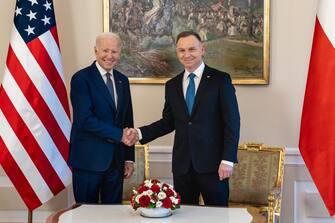 “NATO è più forte che mai” – Così Joe Biden, nel suo incontro a Varsavia con il collega polacco, Andrzej Duda