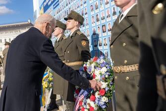 Le sirene antimissile aerei suonavano quando Biden e Zelensky hanno visitato il monastero dalla cupola dorata vicino alla grande piazza di San Michele