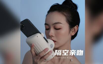 Cina, in vendita online un dispositivo per inviare baci “realistici”
