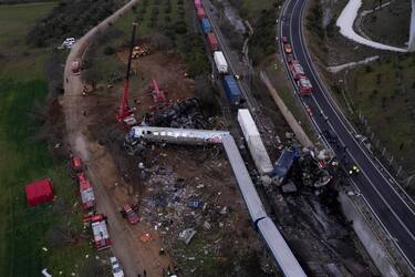 epa10496411 A picture taken with a drone shows firefighters and rescue crews working to extricate passengers from trains after a collision near Larissa city, Greece, 01 March 2023. At least 32 people were killed and more than 85 were injured when a passenger train collided with a freight train, in Tempi, central Greece, near the city of Larissa, the Greek Fire Service said. Out of the 85 injured persons, 53 still remain in hospital, according to the spokesperson of the Fire Service, Vassilis Vathrokogiannis. Rescue workers continue the search for survivors focusing on the first two carriages of the passenger train. EPA/ACHILLEAS CHIRAS