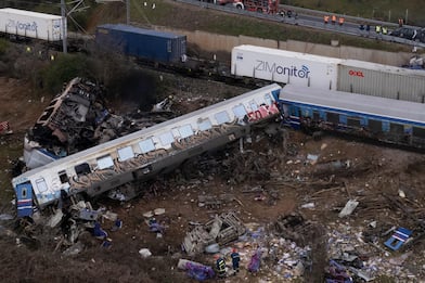Incidente treni in Grecia: i morti sono 57. Sciopero dei ferrovieri