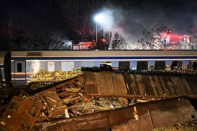 Incidente in Grecia, scontro tra due treni: almeno 40 morti. VIDEO