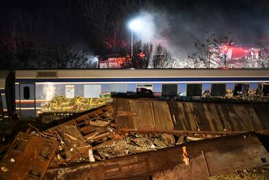 Incidente in Grecia, scontro tra due treni: almeno 40 morti. VIDEO