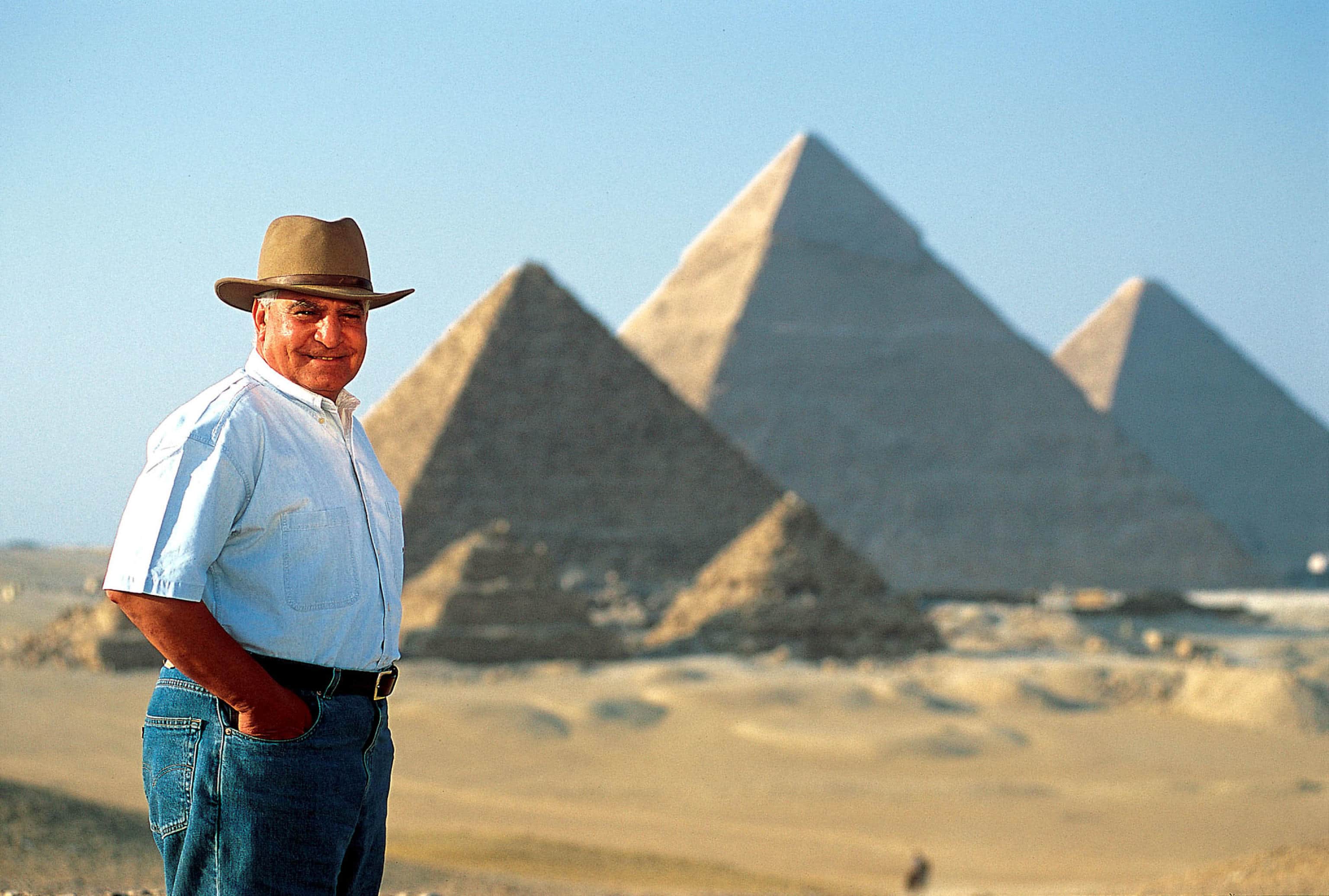 L'archeologo Zahi Hawass davanti alle piramidi di Giza. Foto d'archivio