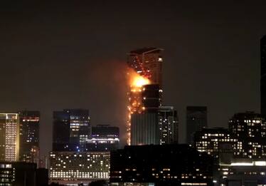 Incendio a Hong Kong, grattacielo in costruzione in fiamme. VIDEO