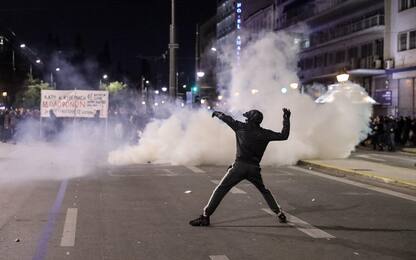 Incidente ferroviario in Grecia, scontri tra polizia e manifestanti