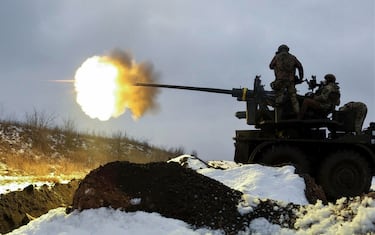 Ukrainian soldiers fire an anti-aircraft gun at a position near Bakhmut, Donetsk region, eastern Ukraine, 04 February 2023, amid Russia's invasion. ANSA/SERGEY SHESTAK