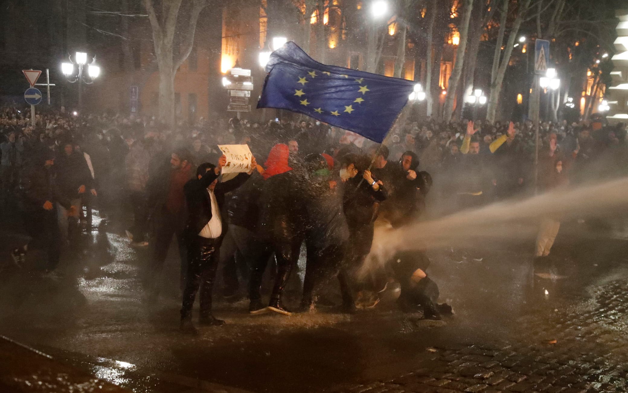 I cittadini protestano davanti al Parlamento con la bandiera europea