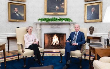epa10514128 European Commission President Ursula von der Leyen (L) and US President Joe Biden (R) sit for talks in the Oval Office of the White House in Washington, DC, USA, 10 March 2023. The leaders are set to discuss Ukraine, energy security, climate crisis and China during their meeting.  EPA/BONNIS CASH / POOL