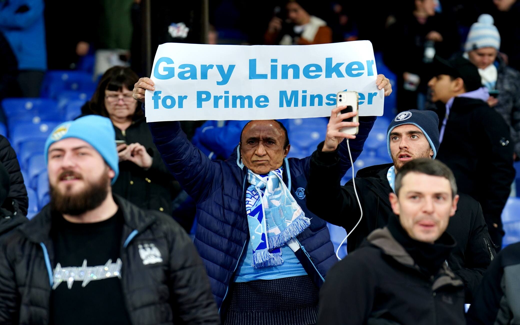 Un tifoso del Manchester City espone un manifesto a supporto di Gary Lineker durante la partita contro il Crystal Palace