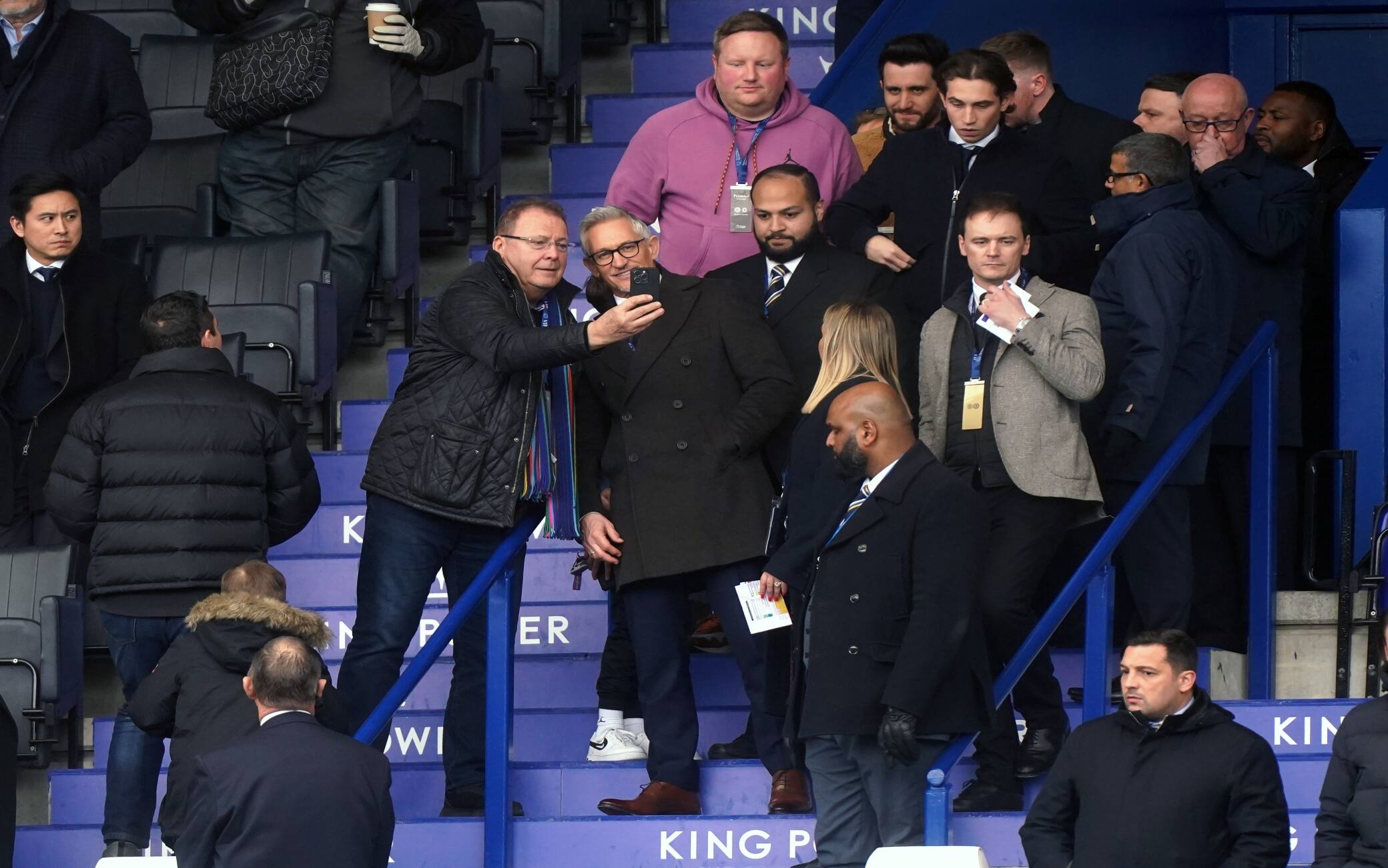 Un tifoso del Leicester chiede un selfie a Lineker al suo arrivo al King Power Stadium, prima del match delle Foxes contro il Chelsea
