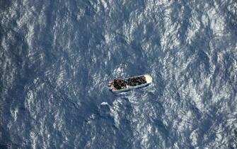 Migranti: Sea Watch, barcone in difficoltà, onde spaventose
