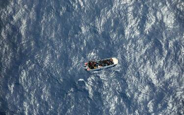 Migranti: Sea Watch, barcone in difficoltà, onde spaventose