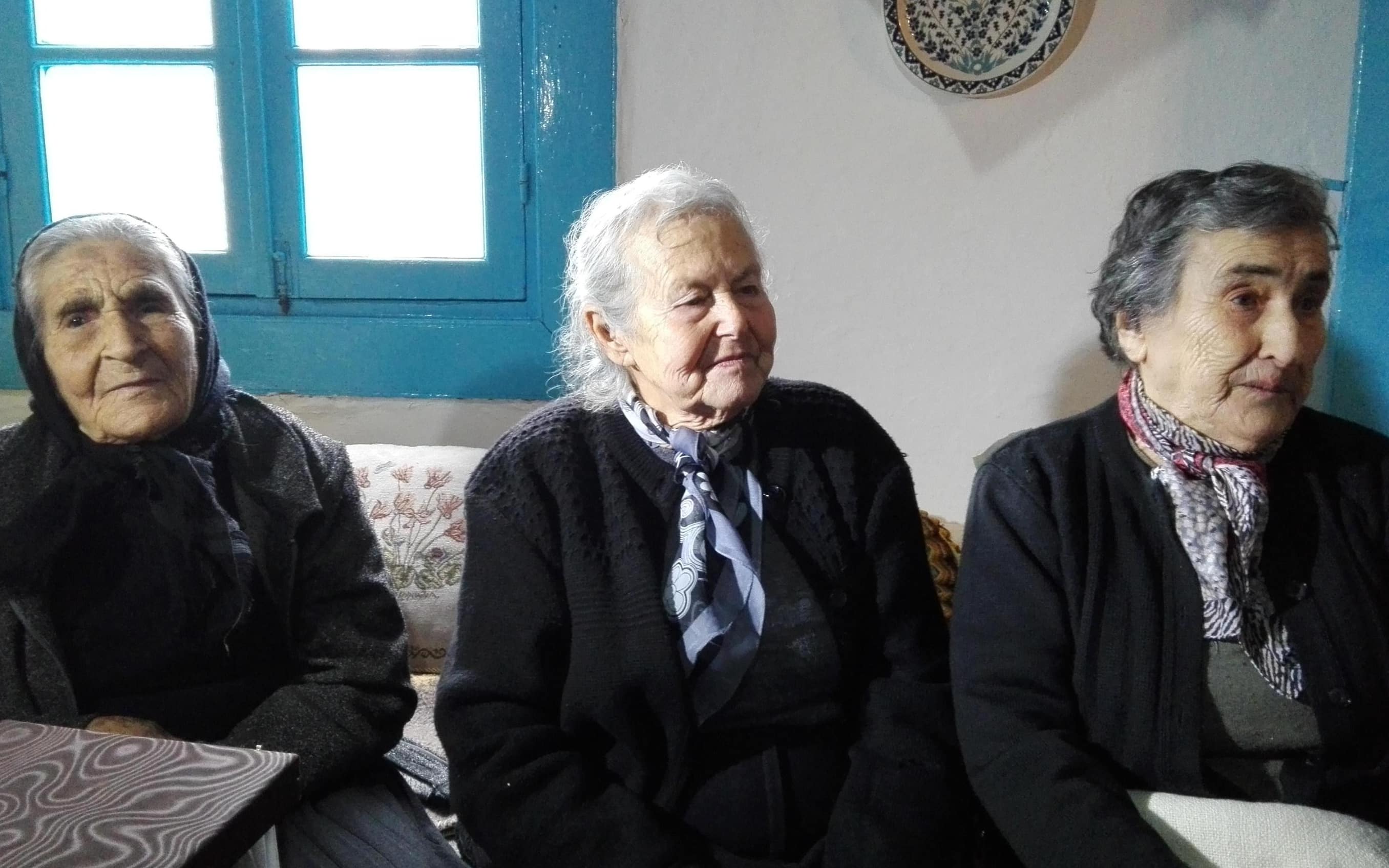 Emilia Kamvysi, simbolo dell'accoglienza dell'isola di Lesbo ai migranti, con le sue amiche di sempre, Mariza (85 anni) e Efstratya (90), con cui passa i suoi pomeriggi, Skala Sykaminias, 13 febbraio 2016. ANSA/ LAURENCE FIGA'-TALAMANCA