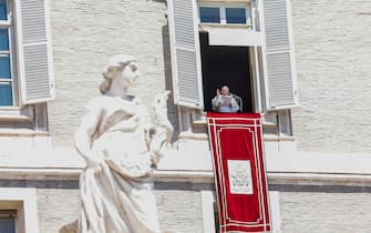 Papap Francesco celebra l'Angelus affaciato dalla finestra del suo appartamento, Vaticano,, 31 luglio 2022. ANSA/FABIO FRUSTACI