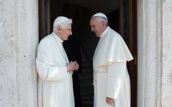Un momento della visita di Papa Francesco (D) nella residenza del papa emerito Benedetto XVI per salutarlo e augurargli buona permanenza a Castelgandolfo, Città del Vaticano, 30 giugno 2015. ANSA/UFFICIO STAMPA OSSERVATORE ROMANO ++ NO SALES, EDITORIAL USE ONLY ++