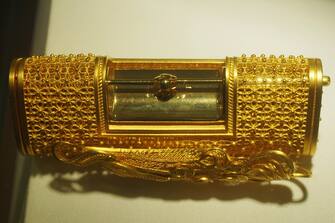 On sale in China gold lipstick worth 30,000 euros.  PHOTO