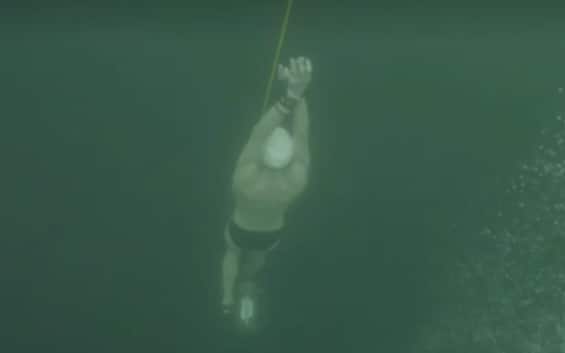 Freediving world record in icy waters without wetsuit.  David Vencl’s video
