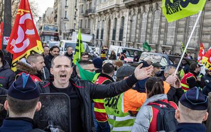 Riforma pensioni in Francia, scontri e fiamme a Parigi