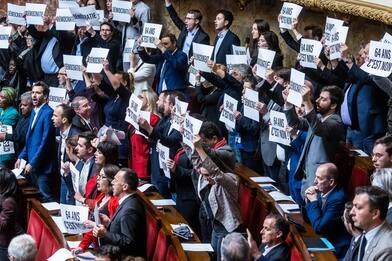Francia, posta fiducia su riforma pensioni: niente voto in Parlamento