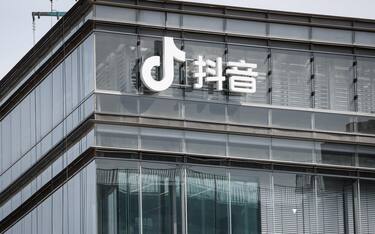 epa10525606 The Douyin logo, the Chinese counterpart of TikTok is seen on a ByteDance office in Beijing, China, 16 March 2023. The Biden administration has threatened to ban TikTok in the US if the Chinese owners don'tsell their stakes.  EPA/MARK R. CRISTINO