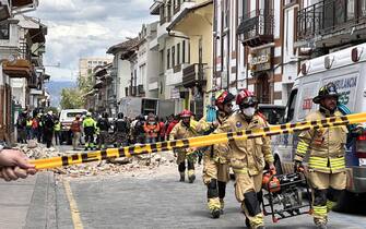 epa10531353 Emergency personnel respond to damage after an earthquake, in Cuenca, Ecuador, 18 March 2023. 14 people in Ecuador and one person in Peru died after the earthquake with a 6.5 magnitude on the Richter scale struck southeast Ecuador on 18 March.  EPA/ROBERT PUGLLA