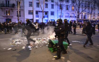 Francia, sfiducia al governo non passa. Scontri vicino al Parlamento