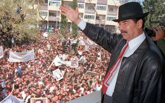   BAGHDAD- IRAQ ONU, TERMINATI VISITE INIZIALI SITI PRESIDENZIALI- photo released by Iraqi Press Agency 02 April 1998 shows President Saddam Hussein waving to supporters during his visit to the town of Kirkuk north of Baghdad   -INA/ANSA