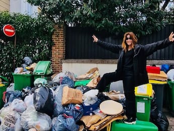 Carla Bruni a Parigi su un cumulo di rifiuti: "Ecco la primavera!"