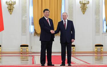 epa10535132 Chinese President Xi Jinping (L) and Russian President Vladimir Putin attend a welcome ceremony before the Russia - China talks in narrow format at the Kremlin in Moscow, Russia, 21 March 2023. Chinese President Xi Jinping arrived in Moscow on a three-day visit, from March 20 to 22, according to Russian and Chinese state agencies. Xi Jinping visits Russia on improving joint partnerships and developing key areas of Russian-Chinese economic cooperation.  EPA/SERGEY KARPUHIN /SPUTNIK / KREMLIN POOL MANDATORY CREDIT