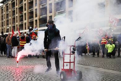 Francia, sciopero generale. A Parigi occupati aeroporto e stazione