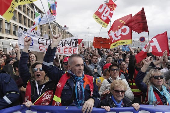 Black smoke on pensions, France returns to the streets