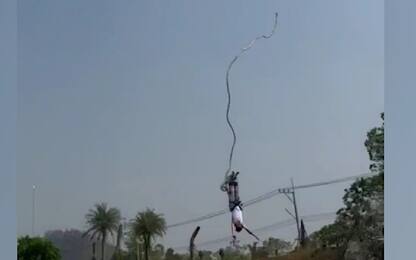 Bungee jumping, corda si spezza durante il salto: turista sopravvive