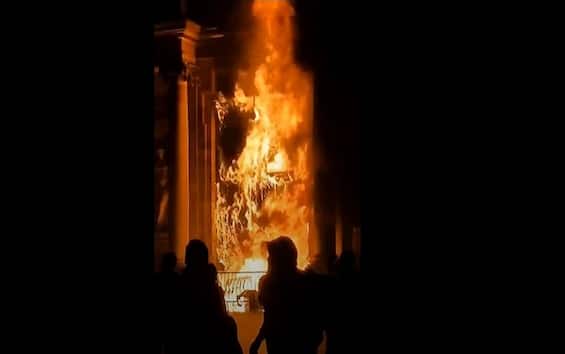 Protests in France, Bordeaux town hall gate set on fire