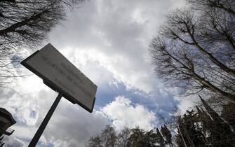 Un cartello La targa toponomastica "Giardino Martiri di via Fani" (Largo Cervinia) per il 40esimo anniversario del rapimento di Aldo Moro e dell'uccisione degli agenti della sua scorta in via Mario Fani, Roma, 16 marzo 2018. ANSA/ANGELO CARCONI