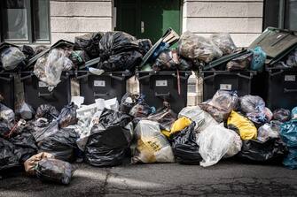 epaselect epa10543818 Garbage piles up in Copenhagen, Denmark, 25 March 2023 (issued 26 March 2023). Garbage has been piling up on the streets of Copenhagen and Amager for one week amid a garbage collectors' strike due to a failed working hours agreement with their future employer, Amager Ressourcecenter (ARC).  EPA/Emil Nicolai Helms  DENMARK OUT