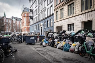 epa10543819 Garbage piles up in Copenhagen, Denmark, 25 March 2023 (issued 26 March 2023). Garbage has been piling up on the streets of Copenhagen and Amager for one week amid a garbage collectors' strike due to a failed working hours agreement with their future employer, Amager Ressourcecenter (ARC).  EPA/Emil Nicolai Helms  DENMARK OUT