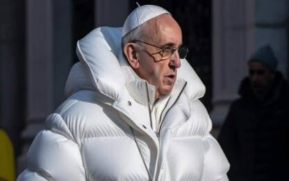 Papa Francesco, foto con piumino diventa virale sul web: ma è un fake