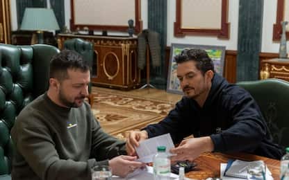 Zelensky incontra Orlando Bloom in un centro Unicef a Kiev