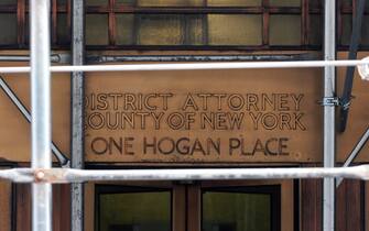 epa10547496 A sign outside of the office of New York County District Attorney Alvin Bragg in New York, New York, USA, 28 March 2023. A Manhattan grand jury convened by the district attorney's office is still in the process of hearing evidence related to former US President Donald J. Trump's alleged hush money payment to porn star Stormy Daniels, charges that may lead to Trump's indictment.  EPA/JUSTIN LANE