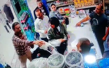 Iran, uomo versa yogurt in testa a due donne perché senza velo. VIDEO