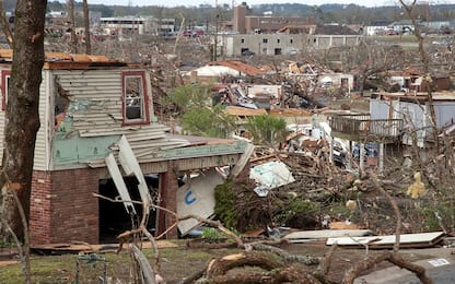 Tornado nel Midwest, distrutte case e alberi: oltre 20 morti. FOTO
