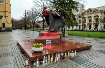 Polonia, imbrattato con vernice il monumento di papa Wojtyła a Lodz