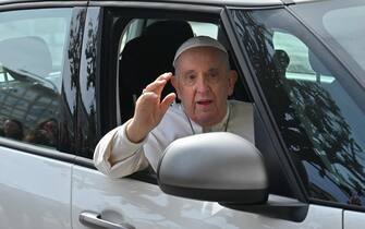 Papa Francesco all'uscita dal Gemelli Papa Francesco all'uscita dal Gemelli