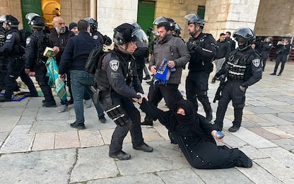 Gerusalemme, scontri nella moschea di Al-Aqsa