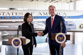 epa10560567 U.S. House speaker Kevin McCarthy (R) and Taiwanese President Tsai Ing-wen shake hands after holding a press conference following a bilateral meeting at the Ronald Reagan Presidential Library in Simi Valley, California, USA, 05 April 2023. This meeting takes place amid rising tension between the United States and China, as well as between China and Taiwan.  EPA/ETIENNE LAURENT